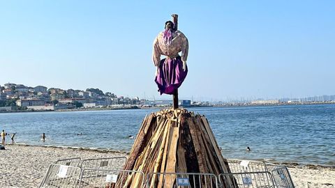 Una hoguera en la playa de Sada