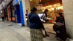 La negociadora, de blanco, logr� poner de acuerdo a las otras dos, una en cada esquina de al puerta.