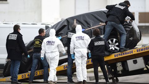 Un equipo de forenses analiza el coche del padre de familia