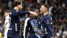 Iago Aspas y Javi Rueda celebran el triunfo del Celta en el Bernabéu en presencia de Ilaix Moriba.