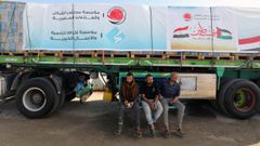 Un convoy de ayuda humanitaria con destinoa Gaza estacionado este domingo frente a la puerta fronteriza de Rafah.