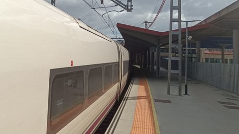 El AVE A Coru&ntilde;a-Madrid, parado en la estaci&oacute;n de Ourense