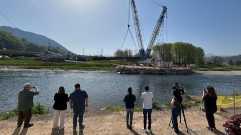 Comienzan los trabajos de izado de la estructura met�lica del nuevo puente Emilio Llamedo en Arriondas
