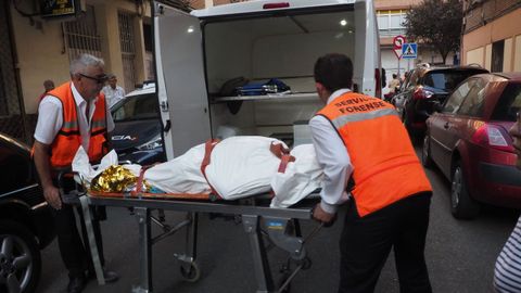 Momento del levantamiento de uno de los cadáveres del triple crimen del pasado sábado en Valladolid