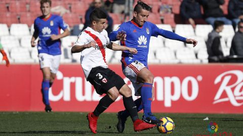 Matos y Berjn pugnan por un baln en un Sevilla Atltico-Oviedo