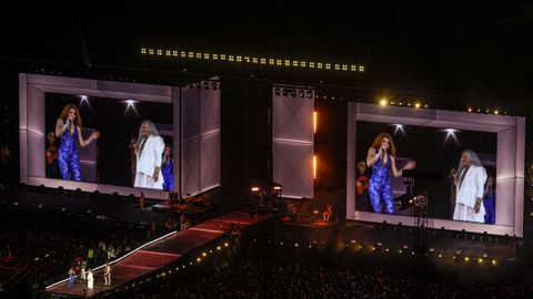 Shakira comparti� escenario con Mar�a Bethania