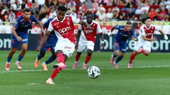 Ansu Fati tirando un penalti contra el Niza el pasado domingo