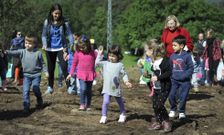 Alumnos de Elfos y del CEIP P�rez Viondi lanzaron bolas de semillas para repoblar la finca. 