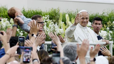 El papa Le�n XIV durante un encuentro con la comunidad diocesana este lunes, en el estadio Santiago Bernab�u de Madrid.