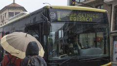 En una imagen de archivo que nada tiene que ver con el suceso, pasajeros subiendo a un bus de la l�nea 1 de Santiago.