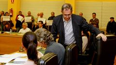 El alcalde, al levantarse tras suspender la sesi�n.