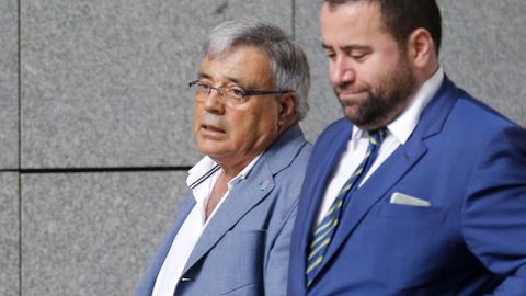 El ex gerente de la fundaci�n Infide, dependiente del sindicato minero SOMA-UGT, Pedro Castillejo (i), que se enfrenta a una petici�n de la Fiscal�a de tres a�os y medio de prisi�n, a su llegada hoy a la Secci�n Tercera de la Audiencia Provincial de Oviedo