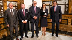 De izquierda a derecha: Miquel Molins, presidente de la Fundaci�n Banco Sabadell; Pablo Junceda, director General de Sabadell Herrero; Josep Oliu, presidente de Banco Sabadell; Laura D�az, premiada; y Javier Fern�ndez, presidente del Principado