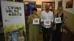 Cristina de la Torre,  Xos� Merelles y Carina Rodr�guez , con el libro �As covas de Valdeorras. Unha viaxe subterr�nea pola arquitectura e a cultura do vi�o�
