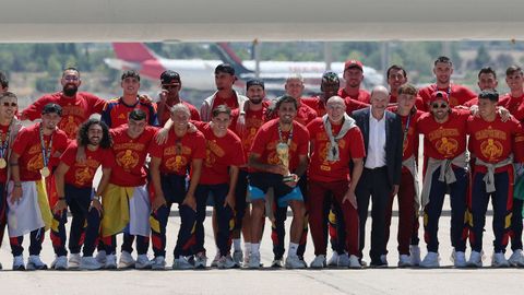 La selecci�n espa�ola posa a su llegada al aeropuerto con el t�tulo mundial.