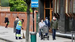 Varios ciudadanos pasean por una calle de Oviedo,