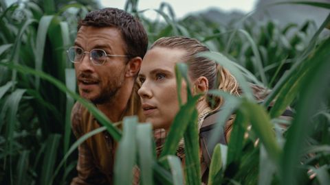 Jonathan Bailey y Scarlett Johansson, en un fotograma de «Jurassic World: El renacer».