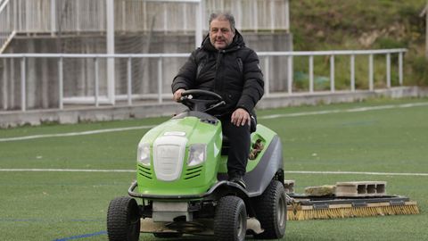 Domingo Gonz�lez preparando o c�spede artificial do campo de Boavista o pasado venres.