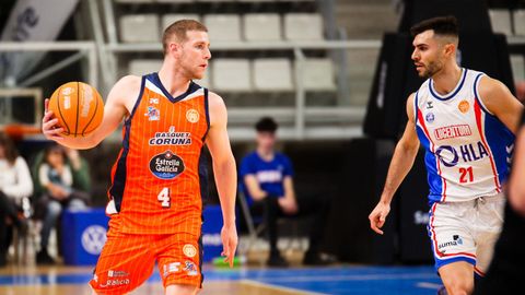 Paul Jorgensen maneja el bal�n sobre el parqu� del Pedro Ferr�ndiz.