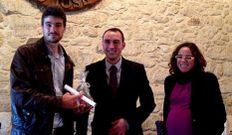 El premiado (izquierda) recogi� el galard�n de manos del alcalde.
