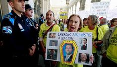 La Polic�a Local recibi� �rdenes para no dejar entrar en el palacio municipal a los preferentistas.