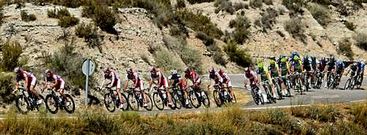 Parte del pelot�n de la Vuelta, durante la etapa el pasado viernes entre las localidades de Huesca y Alca�iz, en Teruel.