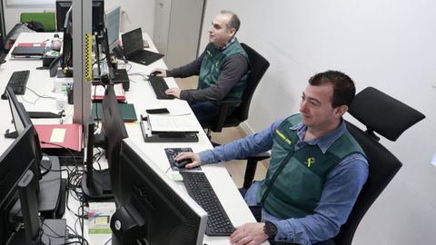 Carlos Fari�as y Juan Montes, agentes de la unidad de la Guarcia Civil de Lugo dedicados a la investigaci�n de delitos inform�ticos y ciberestafas