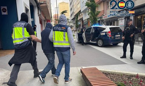 Los agentes del 091, con uno de los detenidos
