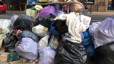 Basura amontonada en A Coru�a durante el conflicto del servicio de limpieza