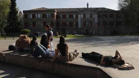 Ourensanos protegindose del sol este mircoles.