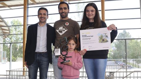 Carlos Sande, jefe de Produccin de Alcoa-San Ciprin, entreg el premio de la provincia de Ourense a Gabriel Dasilva Alonso y a las alumnas del CPI Uxo Novoneira de Pedrafita Uxa Santn Gonzlez y Lola Nez Varela