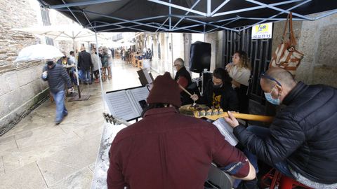 La lluvia deslució el ambiente de las calles en el inicio del San Froilán