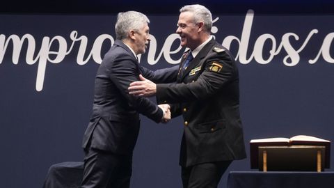 El ministro de Interior, Fernando Grande-Marlaska, estrecha la mano al nuevo director adjunto operativo (DAO) de la Polic�a Nacional, el comisario principal Jos� Luis Santaf�.