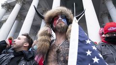 Jacob Anthony Chansley,  fan de Donald Trump y seguidor de las disparatadas teor�as de QAnon.