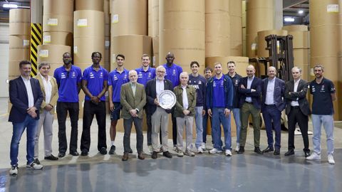 De izquierda a derecha, Paulo Alonso (jefe de Deportes de La Voz), Santiago P�rez (director gerente de La Voz), Mus Barro, Abdou Thiam, Jacobo D�az (jugadores), Lois Blanco (presidente de La Voz), Strahinja Micovic, Pablo de Amallo (presidente del B�squet Coru�a), Ilimane Diop (jugador), Enrique Mu�oz (consejero del B�squet Coru�a), Caio Pacheco (jugador), Gustavo Gago (preparador f�sico), Paul Jorgensen (jugador), Eduardo Seoane (fisioterapeuta), Rub�n Santamarta (director de La Voz), Xos� Lu�s Vilela (director de la Fundaci�n Santiago Rey Fern�ndez-Latorre), Fernando Hidalgo (subdirector de La Voz) y Carlos Penedo (entrenador ayudante).