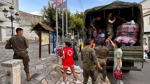 Voluntarios de Cruz Roja con la UME suministrando agua a los vecinos de la zona de Valdeorras.