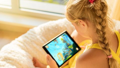 Imagen de archivo de una ni�a jugando en una tablet