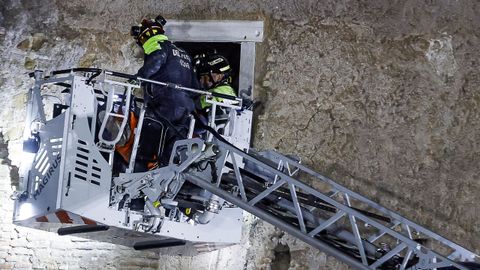 Momento del rescate del obrero, tras once horas atrapado