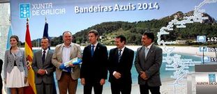 El alcalde de A Laracha, entre el conselleiro Agust�n Hern�ndez y el presidente de la Xunta, en Vigo.