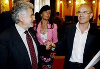 <span lang= es-es >Barquero, el negociador</span>. El concejal de Hacienda, Jos� �ngel V�zquez Barquero (en la imagen, de archivo, a la derecha), se puso ayer en contacto con los portavoces de los grupos de la oposici�n (en la foto, el del PP, Rosendo Fern�ndez, a la izquierda). El edil socialista ejerci� de negociador para tratar de convencer a unos y otros de que no bloqueasen la modificaci�n presupuestaria. No tuvo �xito.
