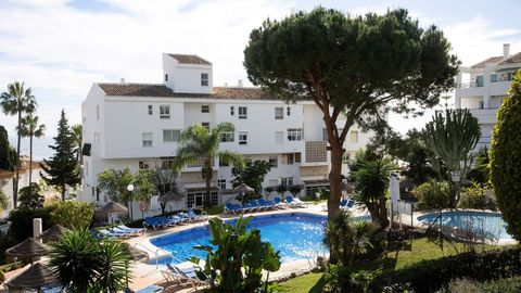 Vista de la piscina de Mijas donde murieron un padre y dos de sus hijos 