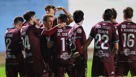 La plantilla celebrando un gol en Avil&eacute;s