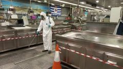 Desinfecci�n en los mercados de San Agustin y la Plaza de Lugo de A Coru�a por coronavirus