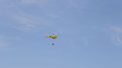 Imagen de archivo de un helic�ptero apoyando las labores de extinci�n de un incendio