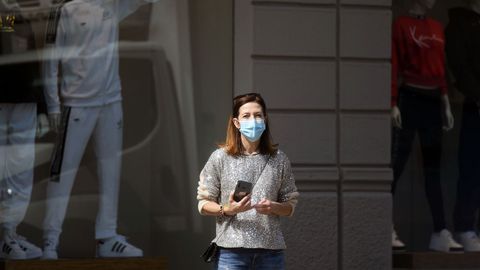 Una mujer con mascarilla en Miln, Italia.