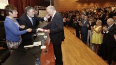 Castro Beiras, felicitado por la conselleira de Sanidade, Rocío Mosquera, y el presidente del Colegio de Médicos de A Coruña, Luciano Vidán