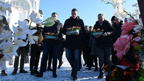 El presidente del Gobierno realiza una ofrenda floral a los cados en la guerra durante su visita al barrio de Irpin en Bucha, cerca de Kiev