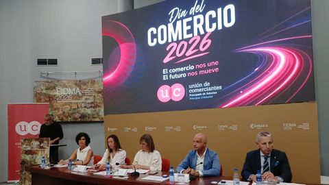 La presidenta de la Uni�n de Comerciantes en el Principado de Asturias, Sara Men�ndez (izda), en el D�a del Comercio, en la 69 Feria Internacional de Muestras de Asturias, celebrada en el recinto ferial gijon�s 'Luis Adaro.