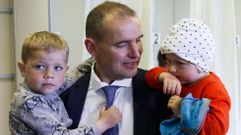El candidato Gudni Johannesson, con dos de sus hijos tras depositar el voto