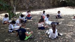 En el colegio Sagrado Corazon de Celanova algunas de las clases se dan en la huerta, siguiendo las indicaciones de los expertos de aprovechar el m�ximo el exterior